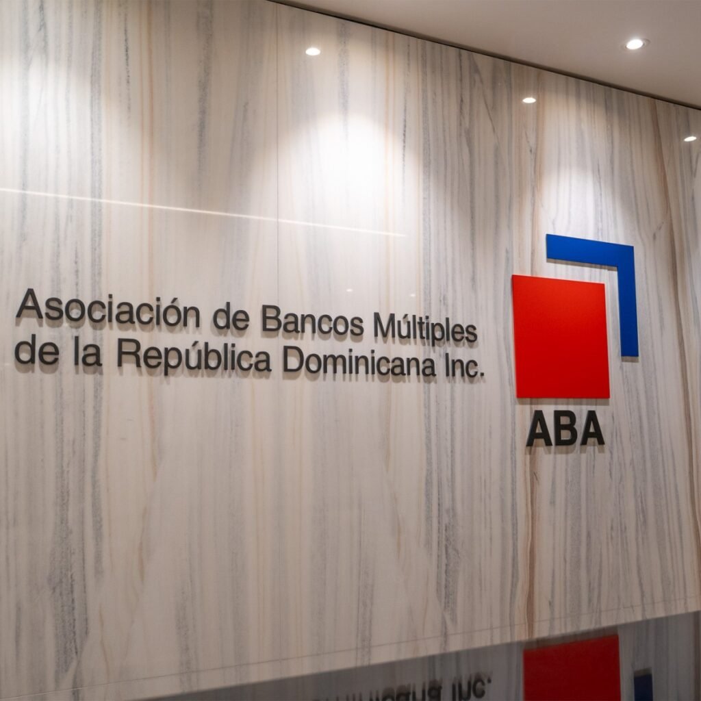 La banca supera el promedio salarial y de formalidad del país, según la ABA