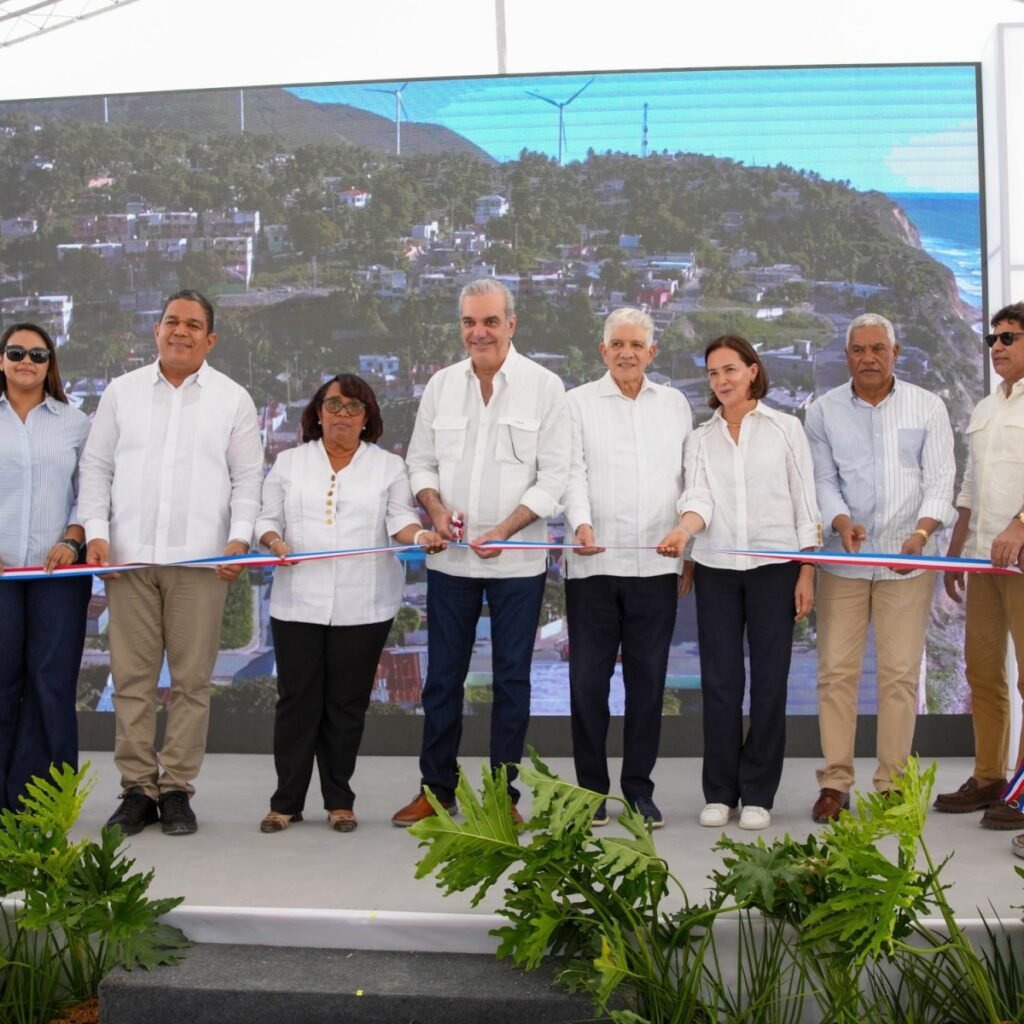 Abinader inaugura tramo de 13.5 kilómetros en Barahona mientras sigue pendiente un circuito vial mayor en el sur