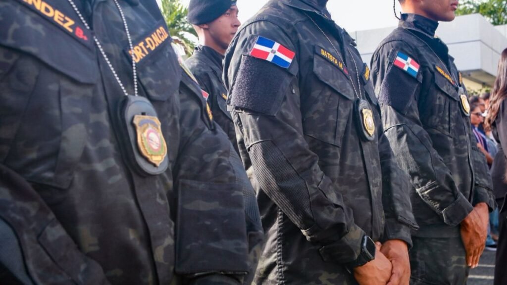 Abinader asciende a 634 agentes de la DNCD y deja al descubierto una deuda histórica interna