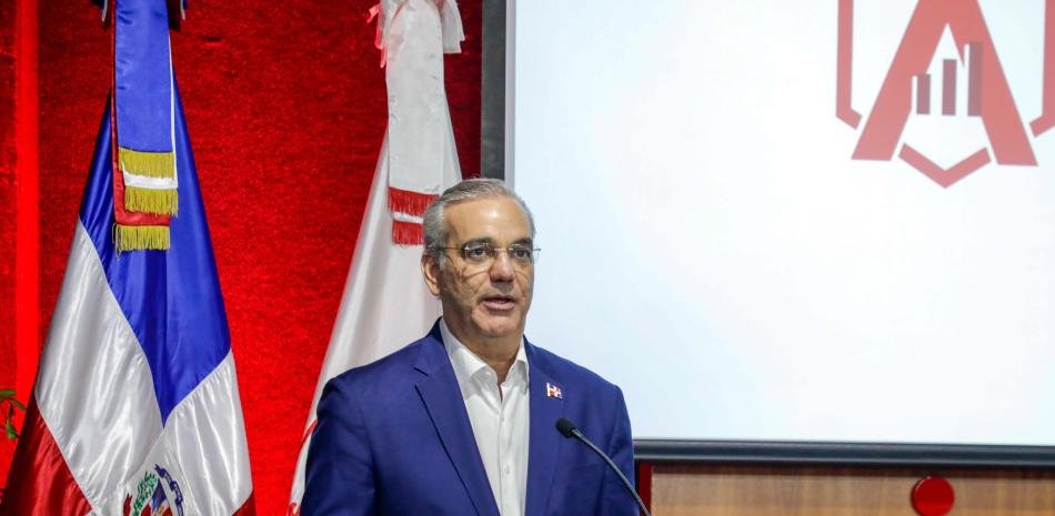 Abinader afirma que la pobreza monetaria tocó su piso histórico, pero no cita el informe que lo sustenta