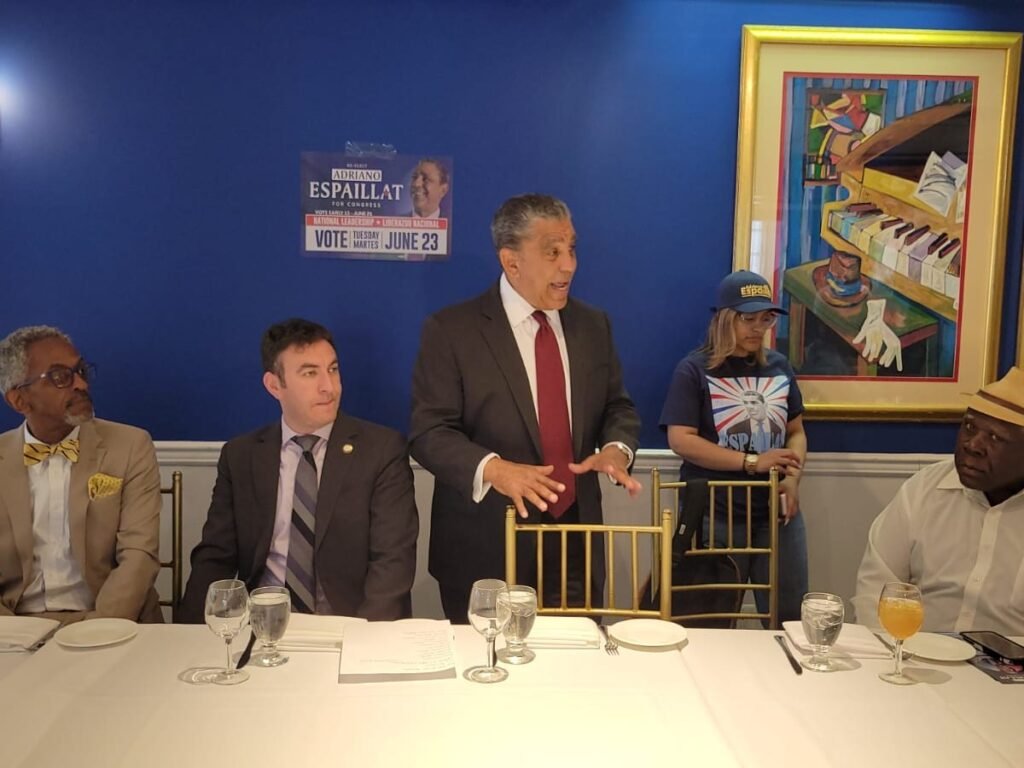 Espaillat reclama más inversión federal tras reunirse con líderes de complejos de NYCHA