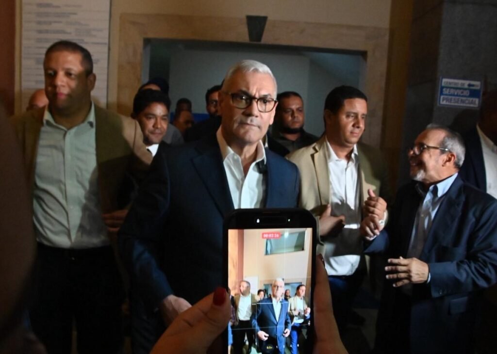 Gonzalo Castillo anuncia que irá por la Presidencia en 2028 tras fallo que lo favorece