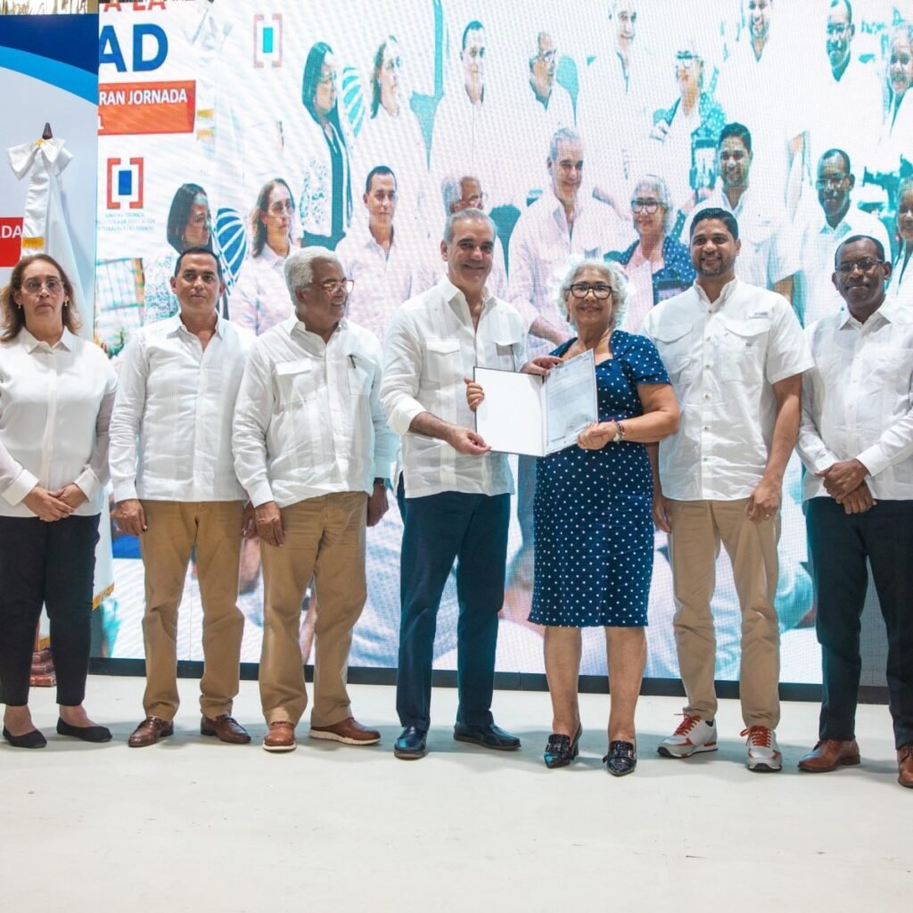 Abinader entrega 1,279 títulos en Haina y el Gobierno lo presenta como avance de gestión