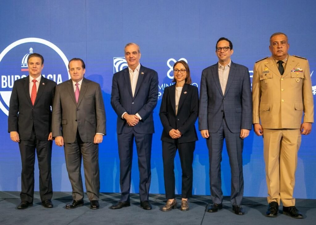 Abinader presenta permiso digital para menores y reaviva la discusión sobre la deuda del Estado con los trámites ciudadanos