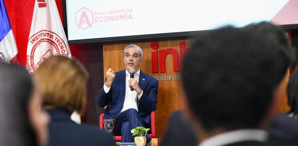 Abinader vincula el alza de los combustibles a la guerra en Medio Oriente y a la carga fiscal