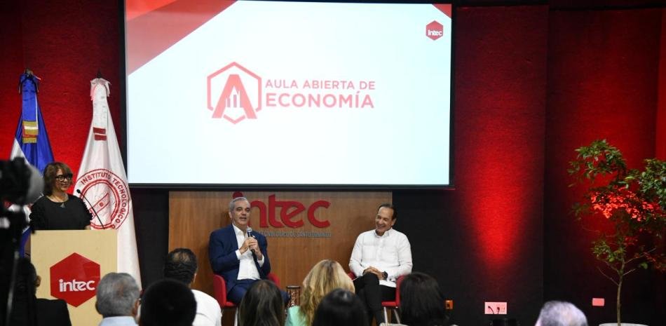 Abinader aconseja a estudiante alejarse primero de la política y priorizar el sector privado