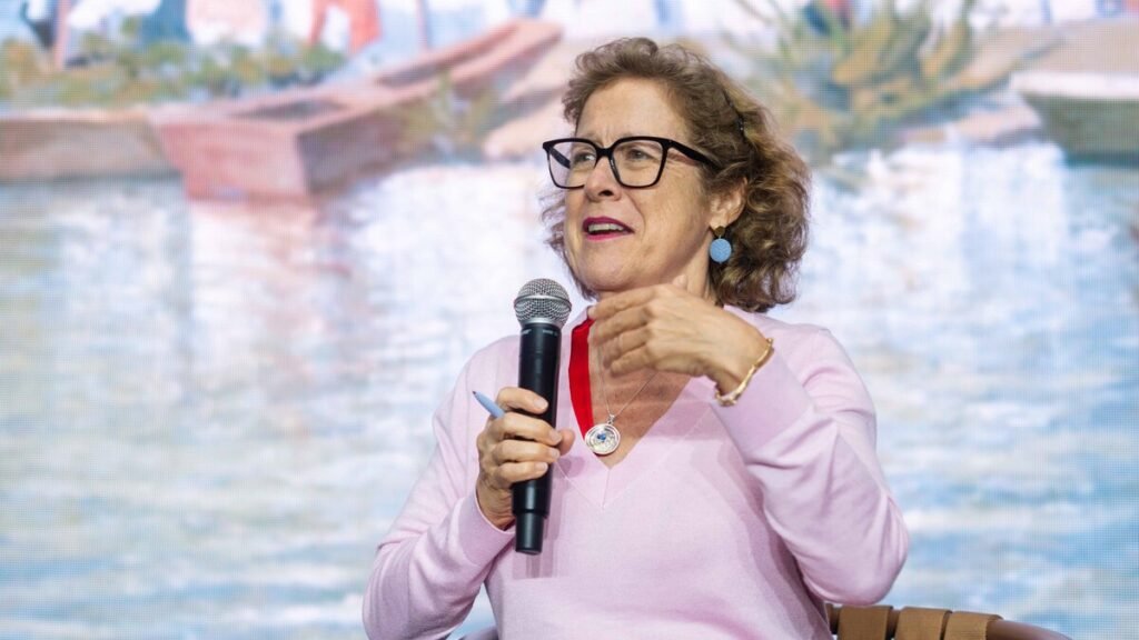 Berna González Harbour reivindica la novela negra como espejo del abuso de poder y las crisis sociales
