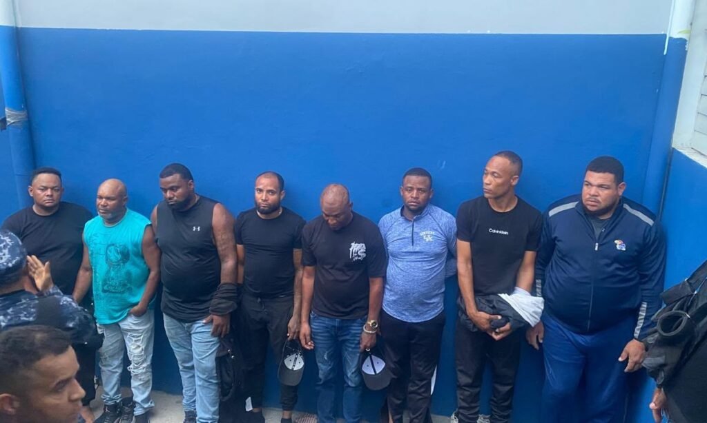 Ocho arrestados y 16 paquetes ocupados en Villa Hermosa vuelven a poner bajo lupa el narcotráfico