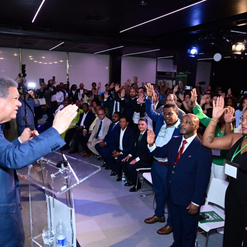 En Madrid, Leonel encabeza la juramentación de dirigentes del PRM, PLD y PED que pasan a la Fuerza del Pueblo