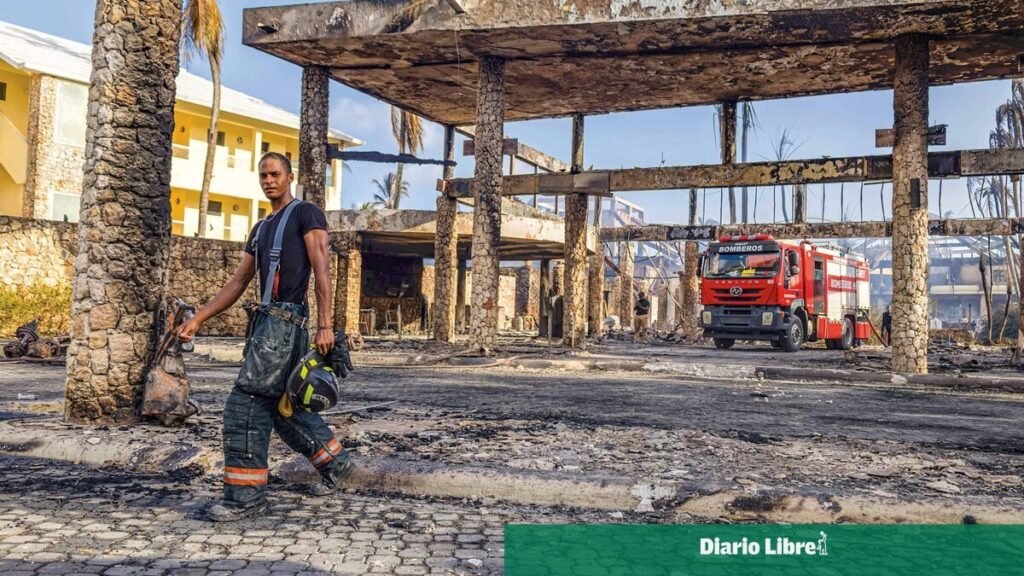 Bayahíbe: incendio en Viva Dominicus Beach obliga a evacuar a 1,700 huéspedes y deja un muerto