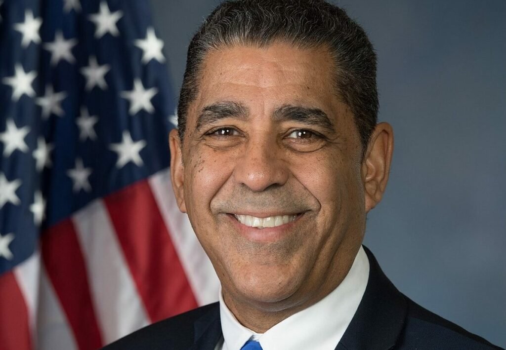 Espaillat lidera la primaria en NY-13, pero el 38% de indecisos mantiene la contienda abierta