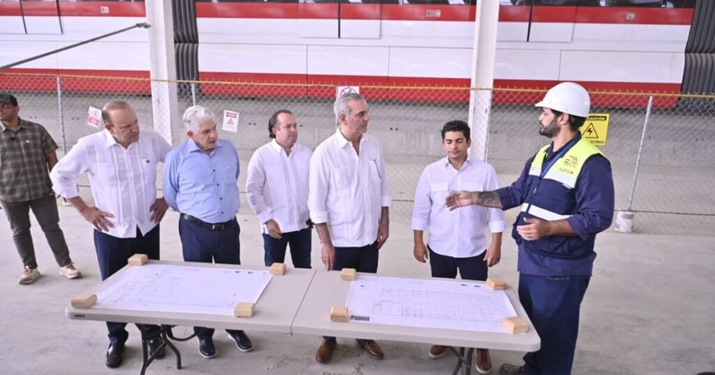 Abinader supervisa de nuevo el monorriel de Santiago mientras la obra continúa sin servicio