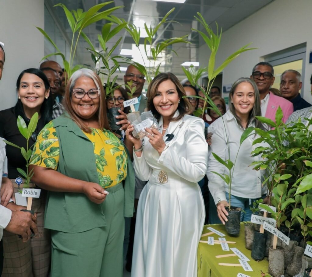 Gabinete de Política Social entrega más de 200 plantas a colaboradores en jornada por el Día Mundial del Medioambiente