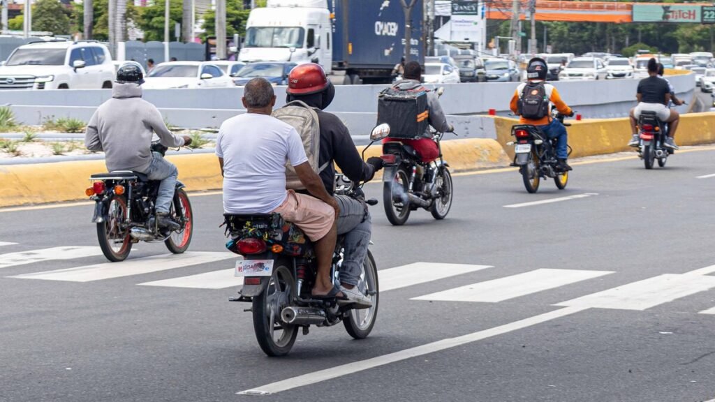 Casco para motoristas y pasajeros sigue sin respetarse en el Gran Santo Domingo pese a la ley