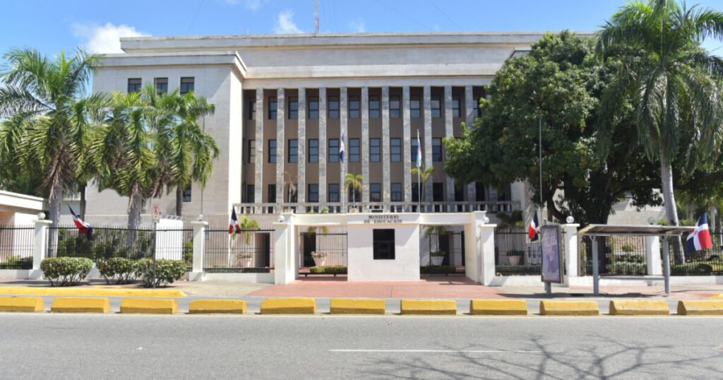 Educación remite a la comisión de la Ley 16-26 la decisión sobre pagos por mantenimiento escolar