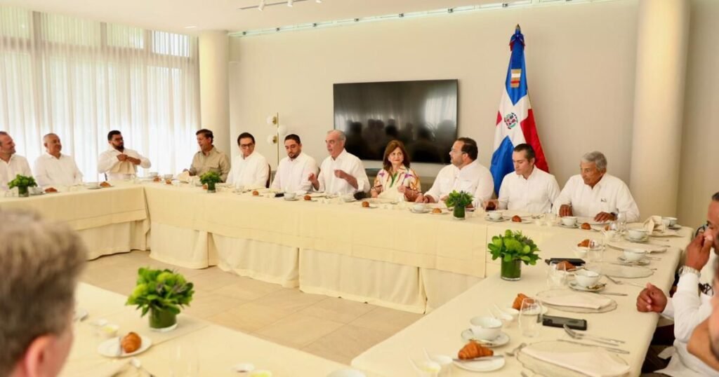 Abinader participa en desayuno con empresarios del acero en Santiago y crece el reclamo de resultados concretos