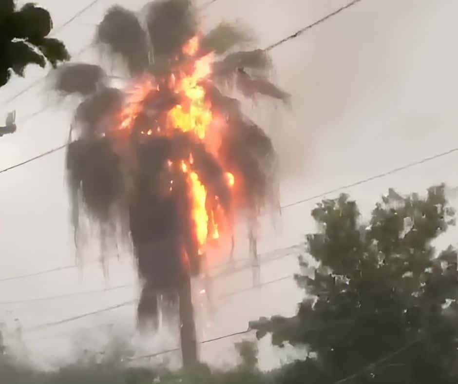 Incendio en una vivienda de La Vega tras impacto de un rayo en plena alerta amarilla