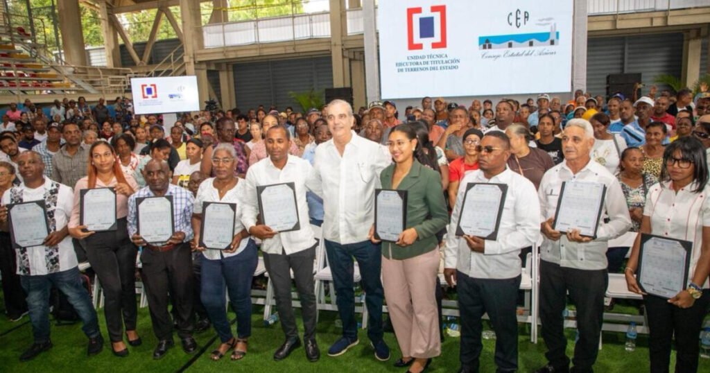Abinader entrega 1,099 títulos en Santo Domingo y reaviva la presión sobre la regularización pendiente