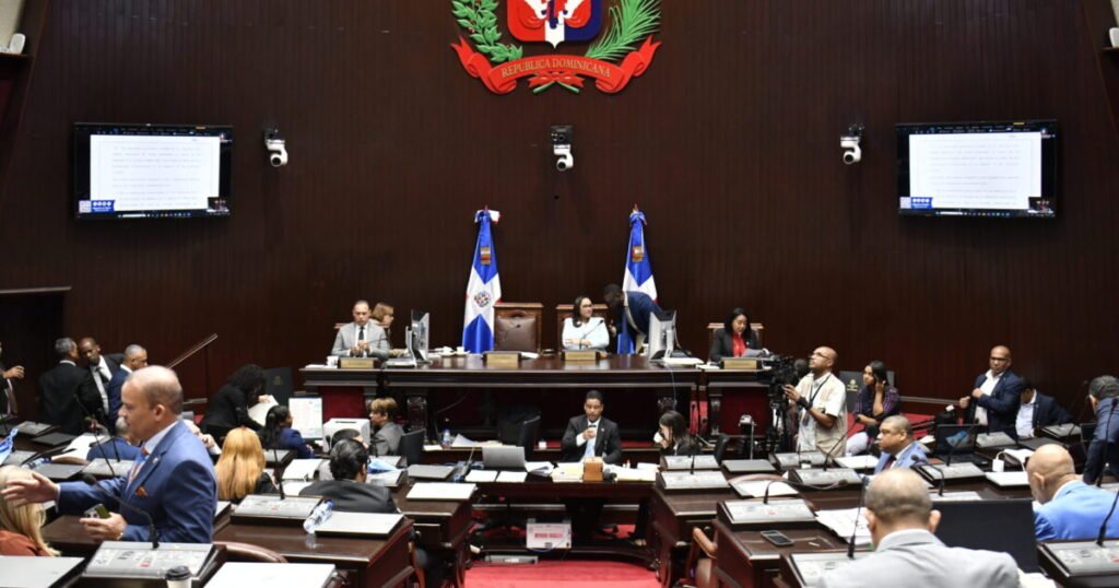 Abinader promulga la ley fiscal aprobada en seis días y sin cambios opositores