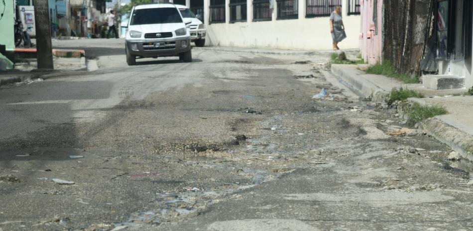 Los Alcarrizos muestra la distancia entre las obras anunciadas y sus vías deterioradas