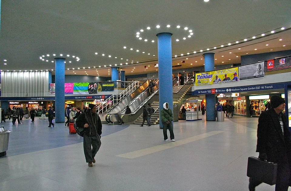 Seis personas resultan heridas en un ataque con arma blanca en Penn Station y crecen las dudas sobre su seguridad