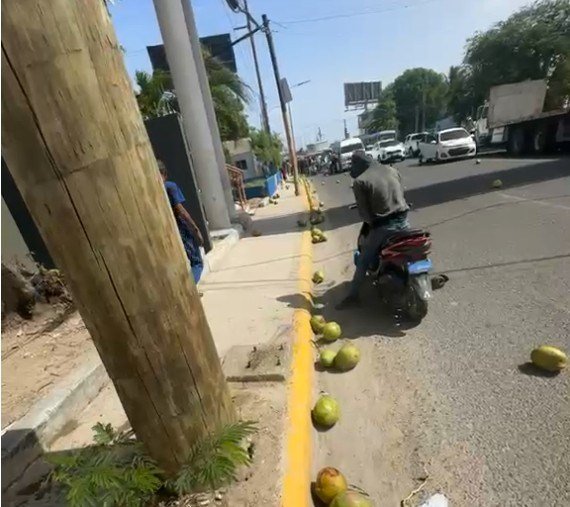 Camión de Sweet Kokonutz vuelca en el puente Higuamo y causa fuerte congestionamiento