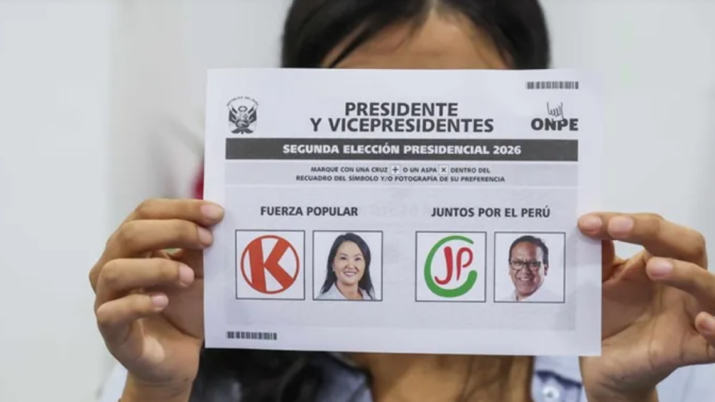 Perú abre la segunda vuelta entre Fujimori y Sánchez bajo una fuerte vigilancia electoral