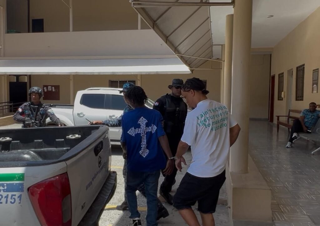 Ordenan tres meses de prisión preventiva a dos acusados de homicidio en Barahona tras meses prófugos