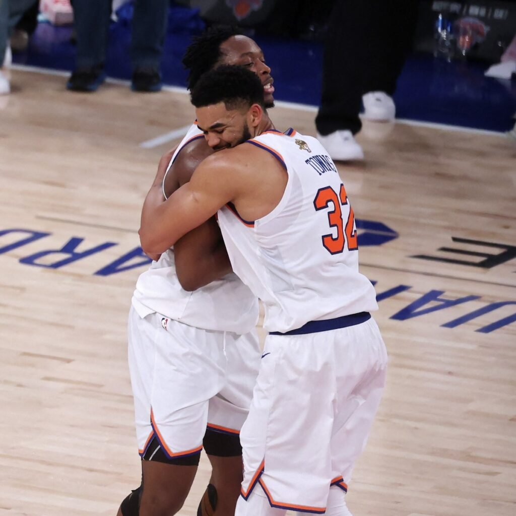 Knicks remontan sobre la bocina y dejan a los Spurs a una derrota del título