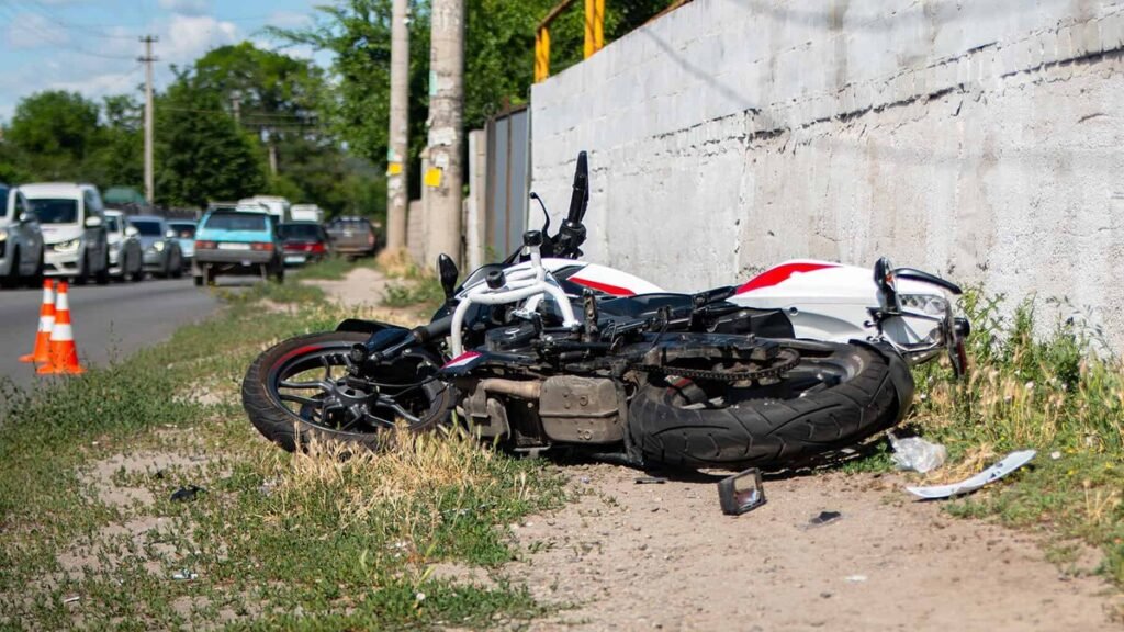 Joven muere al chocar en presunta carrera clandestina en Moca y vecinos exigen control en la zona