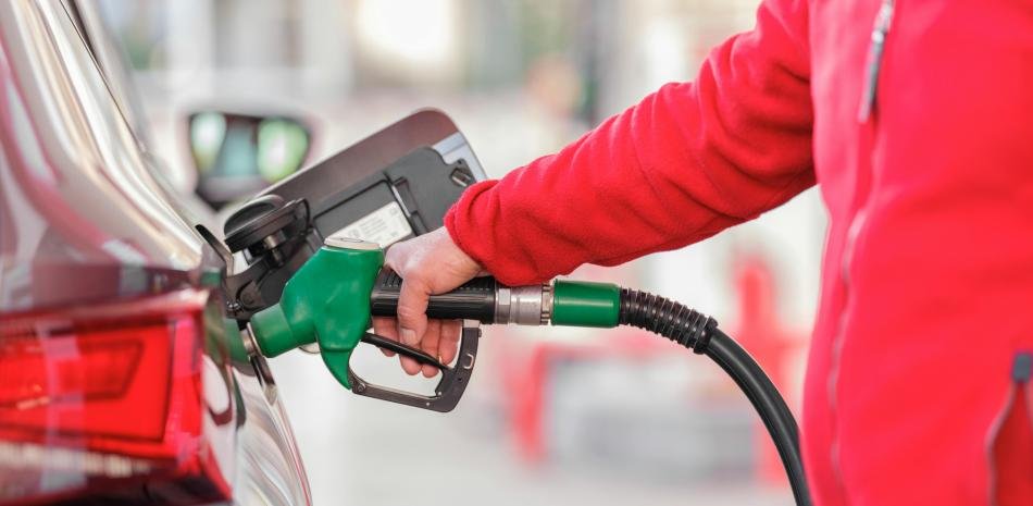 Cae el petróleo en Texas, pero persiste la presión sobre la gasolina y crece la exigencia de vigilancia