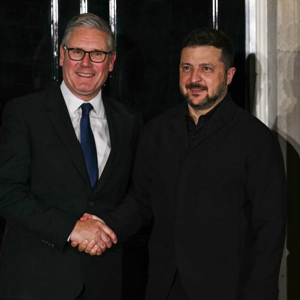 Cinco muertos y un golpe en Chernóbil tensionan la reunión de Zelenski con líderes europeos en Reino Unido