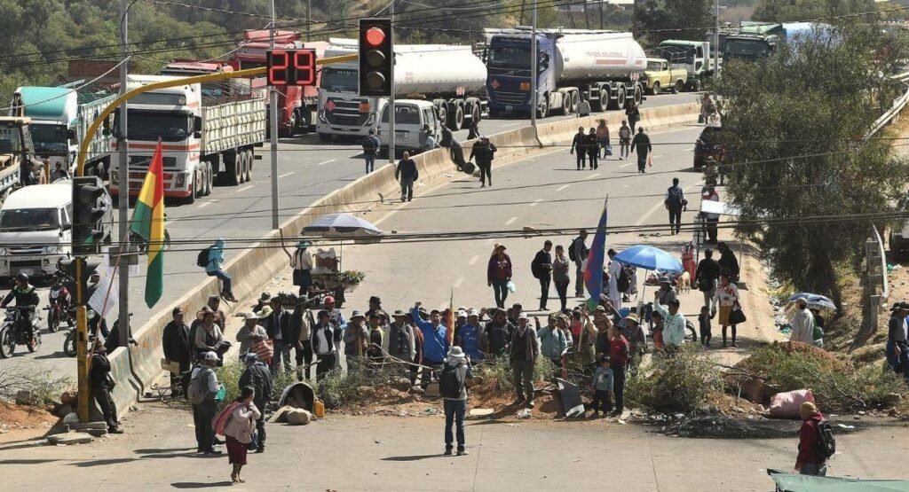 Empresarios de Bolivia alertan que la falta de respuesta ante los bloqueos acerca al país a una crisis mayor