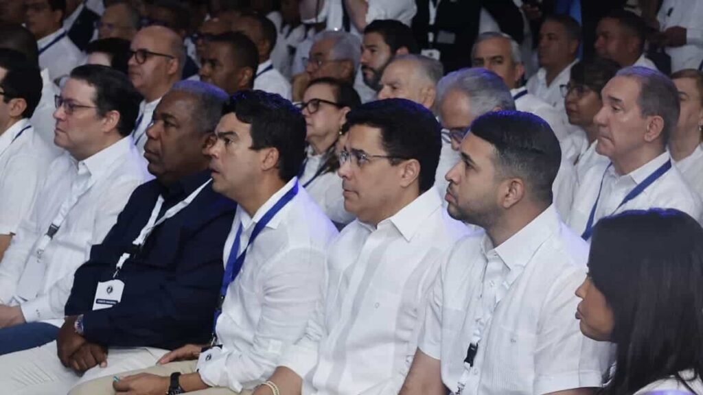 Collado desata vítores y consignas en la reunión del Comité Nacional del PRM