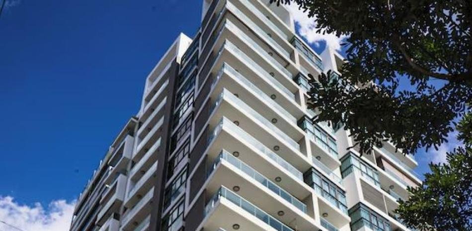 Dos muertes en torre de Piantini quedan bajo investigación sin respuestas concluyentes