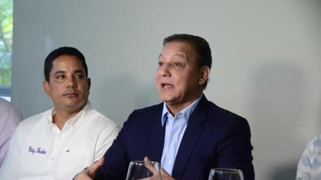 Abel Martínez reclama respuestas concretas en el Consejo de Gobierno de Santiago