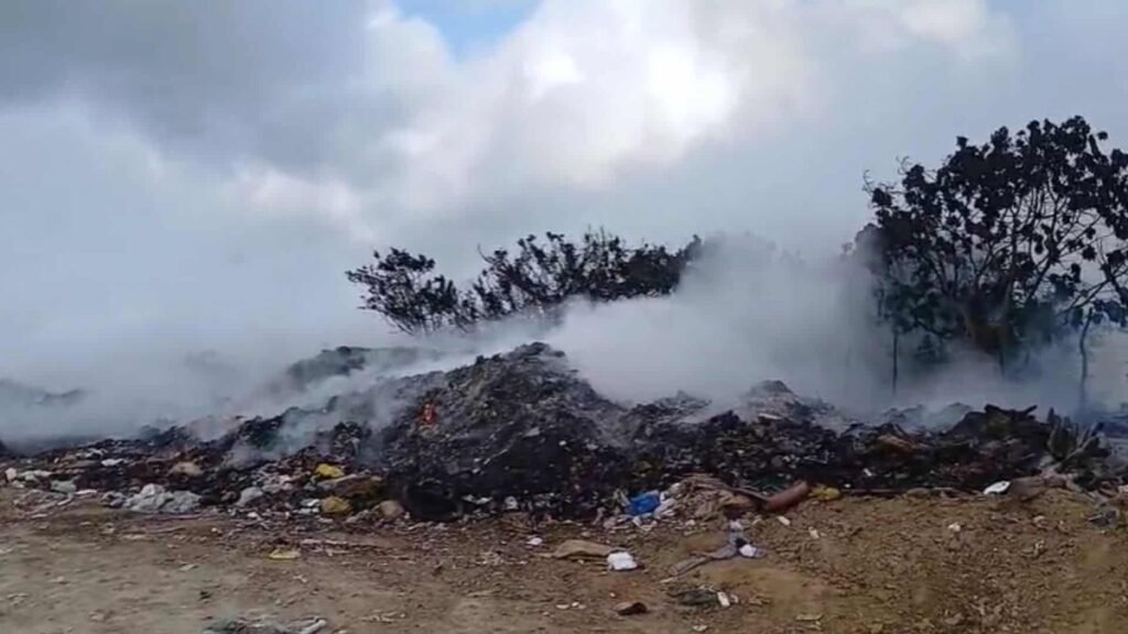 Arde vertedero de Juan López y persisten dudas sobre su manejo y origen del fuego