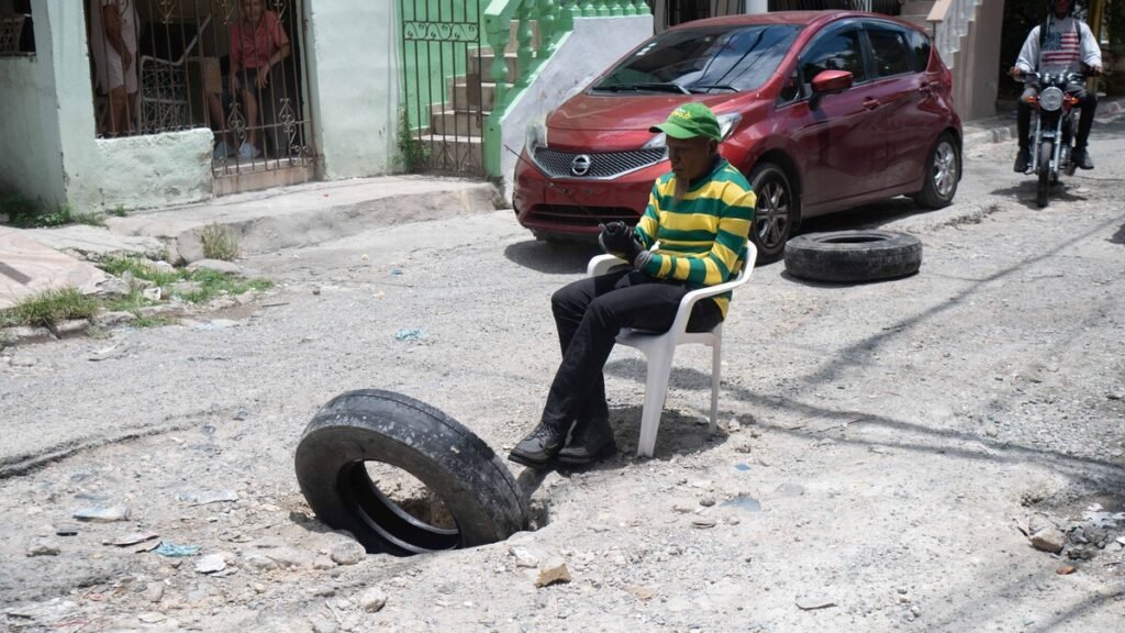 Vecinos colocan neumáticos para alertar sobre hundimiento y abandono en la calle Celestino Román