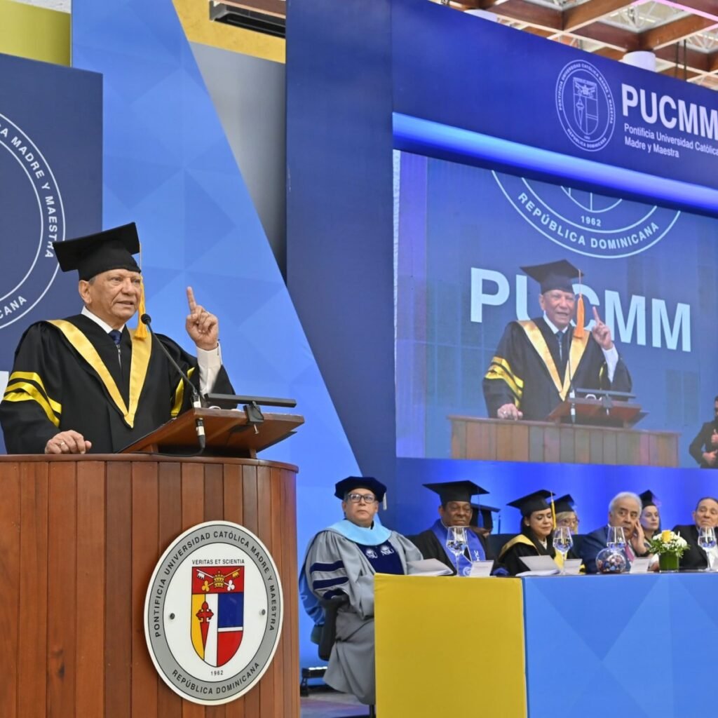 Aguilera exhorta a 1,149 graduados de la PUCMM a ejercer con ética y resiliencia