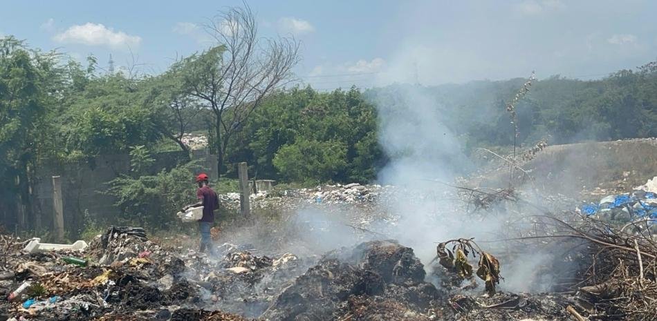 Fuegos en vertederos de La Canela y Hato del Yaque mantienen en alerta a residentes y autoridades