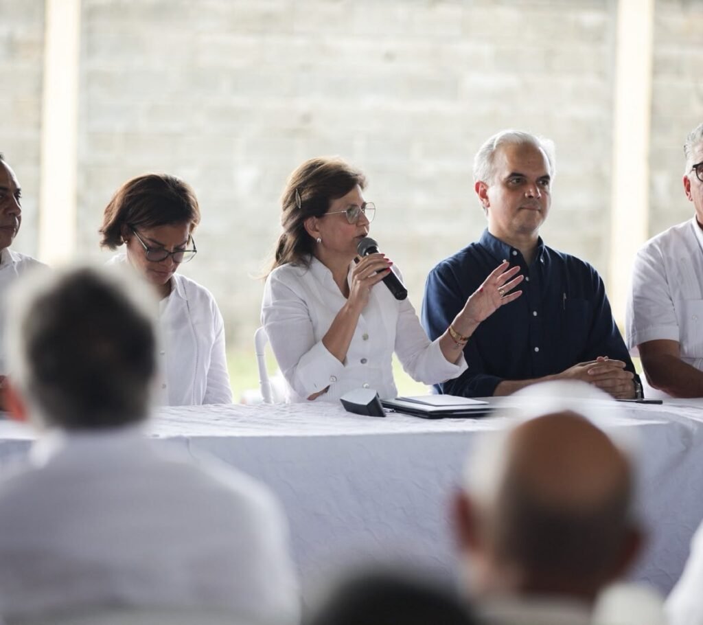 Monte Plata: Peña anuncia titulación para parceleros y productores insisten en reclamar vías y apoyo