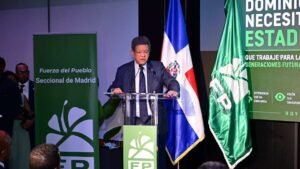 Leonel exhibe en Madrid nuevas adhesiones desde el oficialismo y refuerza el pulso opositor de la Fuerza del Pueblo
