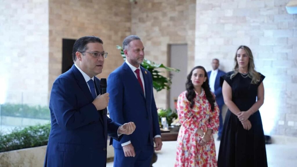 Sanz Lovatón presenta opciones de comercio e inversión ante el cuerpo diplomático en medio de presión comercial