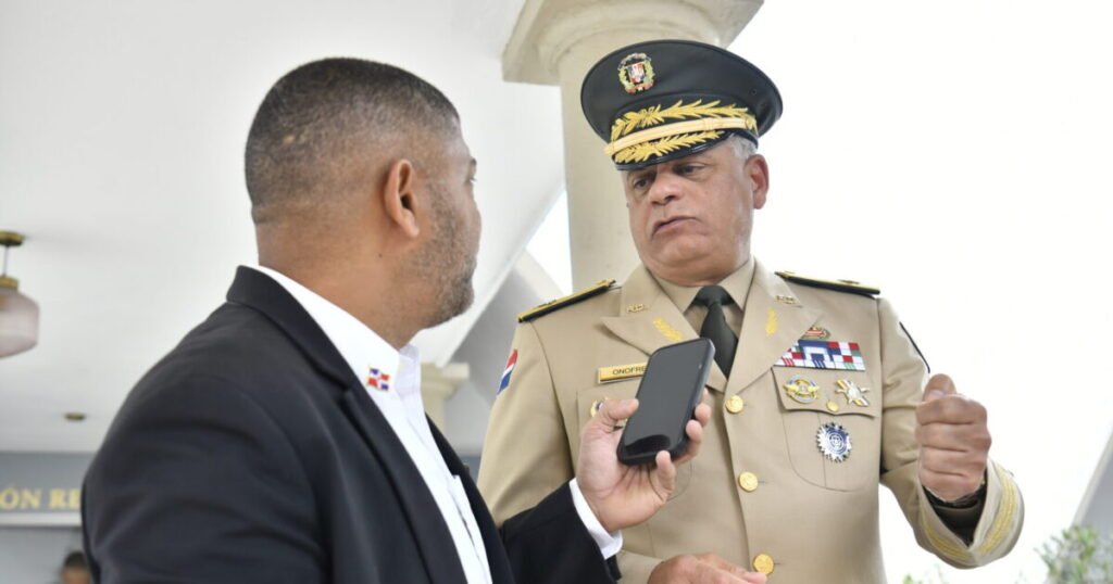 Defensa dice que militares condenados siguen en nómina, pero bajo suspensión
