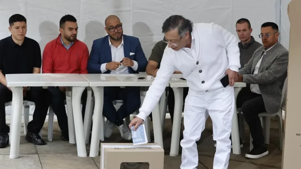 Petro responde a las críticas sobre el poder al votar en la elección de su sucesor