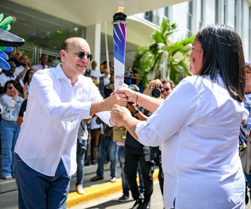 Santiago recibe la antorcha de Santo Domingo 2026 en un acto marcado por el respaldo oficial y la vigilancia ciudadana
