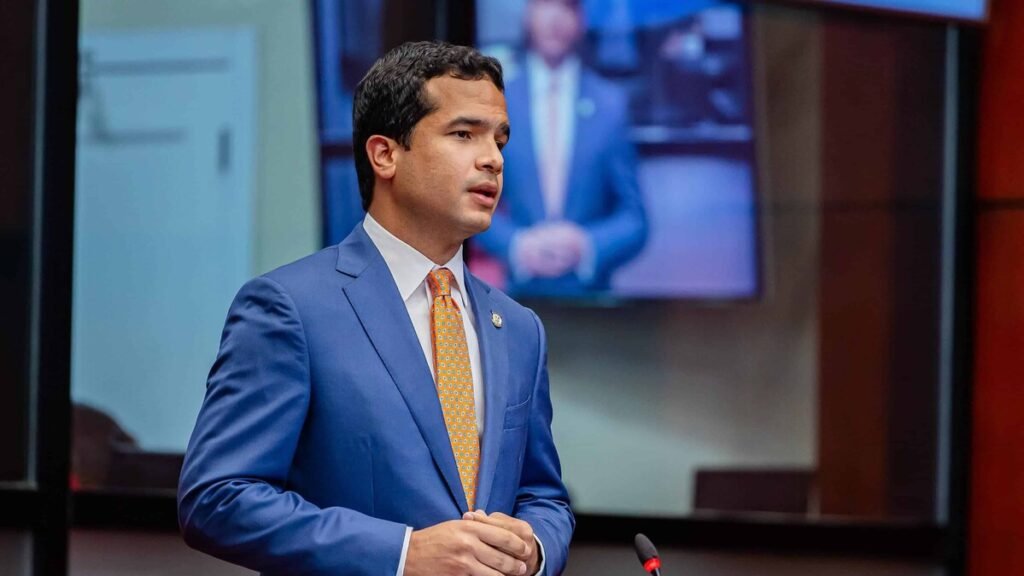 Omar Fernández refuerza una imagen de prudencia y disciplina en la escena opositora