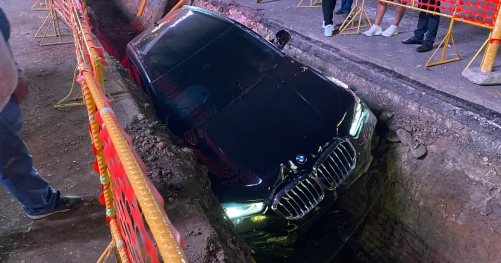 Jeepeta cae en excavación de obra pluvial frente a Ágora Santiago Center y reaviva alertas sobre la zona