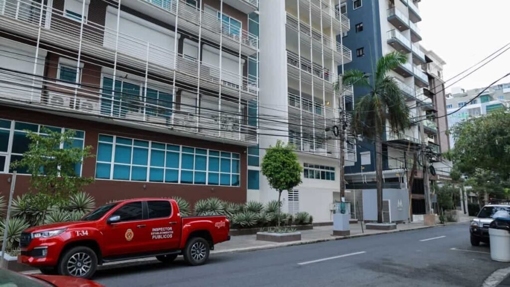 Cortocircuito provoca incendio en torre de Naco y deja sin daños a otras viviendas