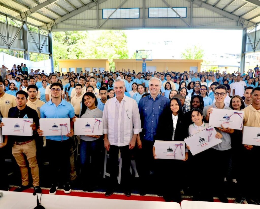 Abinader habla de inglés y tecnología ante estudiantes y reivindica la política educativa oficial